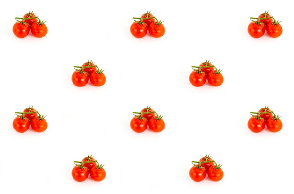 三小西红柿红樱桃枝 组浆果在白色背景图案对比多汁的基础设计 — 图库照片