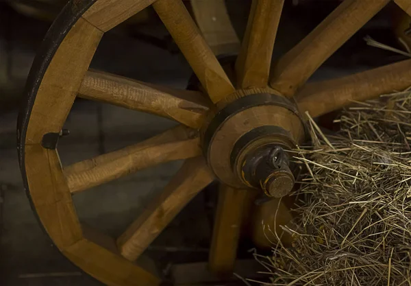 Rueda Marrón Madera Con Agujas Punto Anchas Fondo Rústico Cerca —  Fotos de Stock