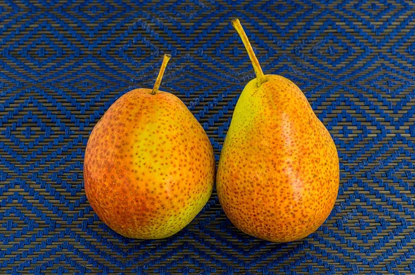 Pecas Dos Frutas Pera Amarillo Anaranjado Sobre Fondo Azul Deliciosa — Foto de Stock