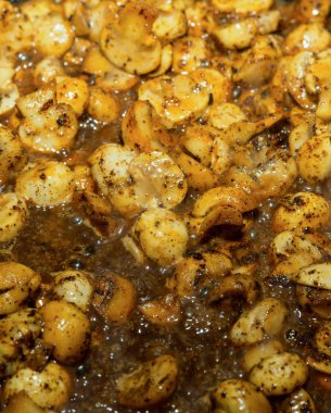 Sıcak baharatlı mantar sos petrol biftek et geleneksel katkı için