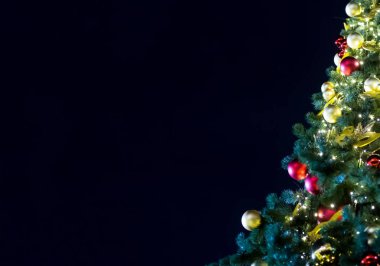 Sulu domates metal kase yakın çekim yeşil sebze salatası soğan halkaları