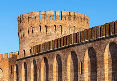 Smolensk fort büyük tuğla kule mavi gökyüzüne karşı bir duvarla çevrili çatıda yüksek siperleri ile