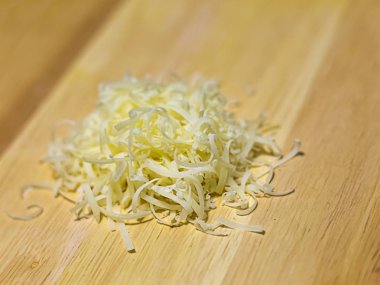 açık bej ahşap renkli ışık sarı rendelenmiş peynir yakın çekim yığını