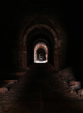 ıssız korku korkunç uzun koridor yıkıcı duvarlı bir uzak parlak ışık, ürkütücü catacombs ile karanlık