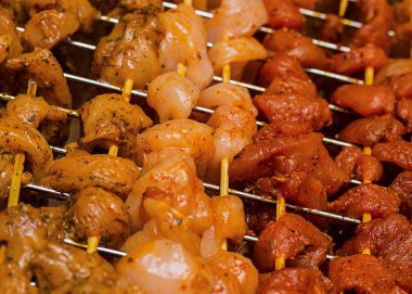 çiğ tavuk ve et baharat ve tuz Ahşap şiş üzerinde ürün yelpazesine, et için hazırlık aperatifler