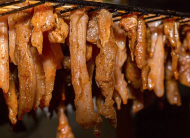 domuz eti ve tavuk eti baharat parçalarını asmak, keskin fiş, besleyici snack kurutma için hazırlık