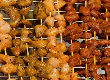 Beyaz arka planda, renkli dekorasyon sebze keskin çerçeveleme parçası kırmızı pul biber