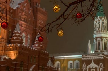 büyük kahverengi koniler ile Ladin şube kartpostal mevsimlik tasarım Noel ve yeni yıl için tasarımı için temel