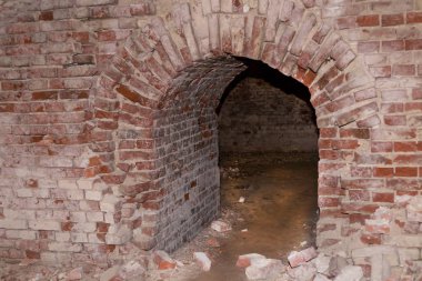 arch sahipsiz kale catacomb tehlikeli macera macera yıpranmış, eski terk edilmiş binada tuğla duvar