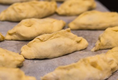 ham patty fırın yakın çekim, etli kuru sıkı bir dizi yapma süreci ile doldurulmuş