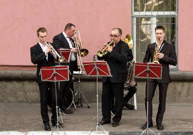 Rüzgar sokak ensemble saksafon trompet, şehir günü kutlama. Klasik siyah giyen dört müzisyen Rüzgar aletleri üzerinde oynamak. Tver Temmuz 2017