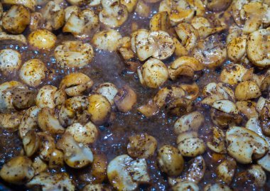 terbiyeli mantar champignon kızartma sosu bir tavada, julienne, sıcak baharatlı aperatif için hazırlık içinde