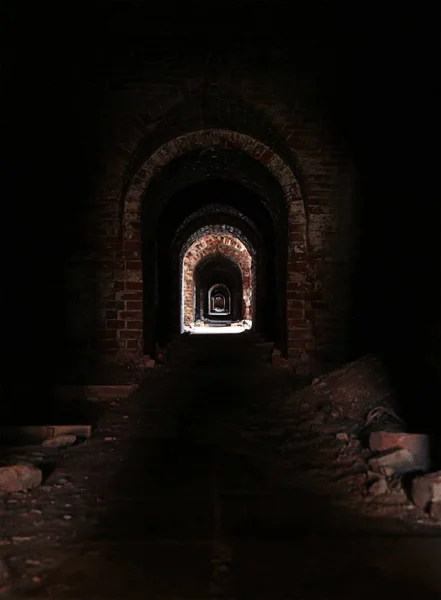 Horror Deshabitado Horrible Largo Corredor Oscuro Con Una Luz Brillante — Foto de Stock