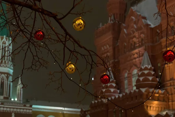 Новогоднее Украшение Москве Золотой Красный Воздушный Шар Ветке Фоне Здания — стоковое фото