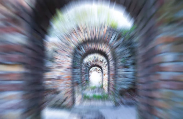 Velocidad movimiento desenfoque efecto túnel velocidad desenfoque perspectiva, arco de ladrillo catacumbas — Foto de Stock