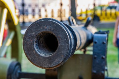 Orta Çağ 'ın geleneksel silahı, uzun namlulu demir gövde.