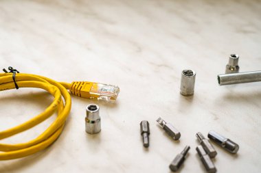 Tornavidaları tamir etmek ve bilgisayarları ve rj45 kablosunu toplamak için hızlı bir şekilde enjektör değiştirmek için demir parçaları seti