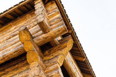 Eski kalenin yüksek kütük duvarı, Avrupa 'nın geleneksel savunma kulesi.