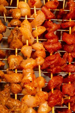 Sarı köri ve baharatlı biber soslu et kebabı.