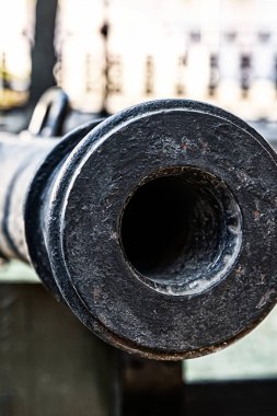 Demir top, siyah fıçı, kalenin geleneksel süvari silahı koruması.