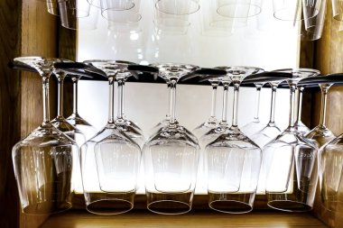 Bar takımı, kırmızı şarap için şarap kadehi, baş aşağı ve bacaklarda asılı.