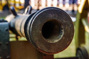 Siyah top namlusu yakın plan, ortaçağ silahları uzun menzilli atışlar ve kale savunması için.