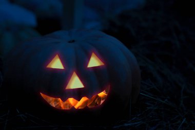 Cadılar bayramı balkabağı şeytani yanan gülümseme tasarım fener krikosu karanlıktan