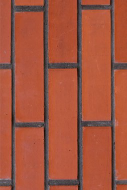 Beton çizgileri olan koyu kırmızı tuğla duvar dikey arkaplan katı