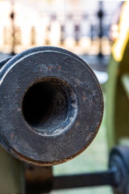 Demir namlulu silahlar şehrin geleneksel top korumasını kapatıyor.