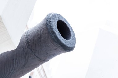 Kara fıçı, silahın kalenin hafif zeminine demir top fırlattı.