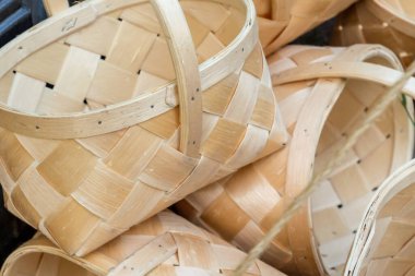 Mantarların toplanması ve depolanması için geleneksel bej kaplar.