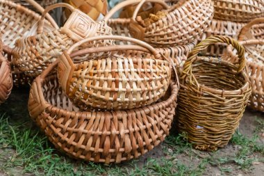 Rattan sepetleri açık kahverengi büyük ve oval yığını yakın çekim