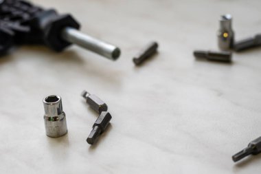 Manüel tornavida için değiştirilebilir parçalar seti, elektrik tamiri, masanın üzerine yayılmış seçici odaklanma