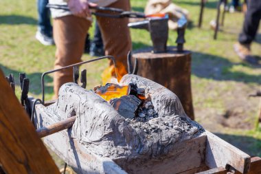 Bulanık örs arka planında yanan ateşle kil ocağı.