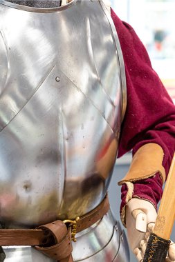 Ortaçağ Polonyalı savaşçılarının geleneksel metal kürek tekniği.