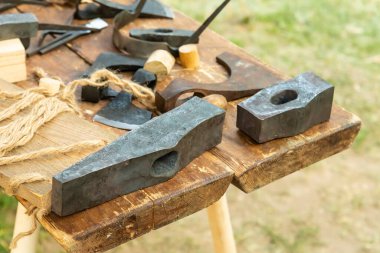Demir kafa, demirci masası.