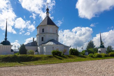 Şehir Tver Rusya Federasyonu Haziran 2016 güneşli bir günde beyaz bulutlu mavi gökyüzüne karşı beyaz bir kilise Hristiyan manastırı.