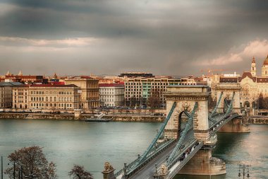 Macaristan Budapeşte Mart 2018. Avrupa kenti Budapeşte 'den çekilen HDR fotoğrafı Pest' in kara fırtınalı gökyüzü manzaralı zincir köprüsü