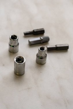 Tornavida tamiri için demir bidon anahtarı, ışık arka planında ekipman mühendisi.