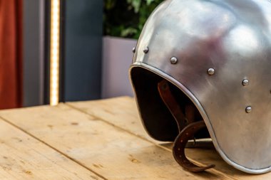 Ortaçağ savaşçılarını korumak için geleneksel miğferin etrafında demir miğfer.