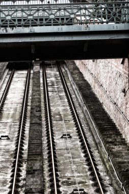 Mühendislik tasarımı arka plan füniküler yolla renklendirilmiş geleneksel ulaşım tepesi şehri