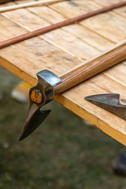 Viking baltası ağır ve keskindir. Oklar arasında masanın üzerinde uzun bir sapı vardır.