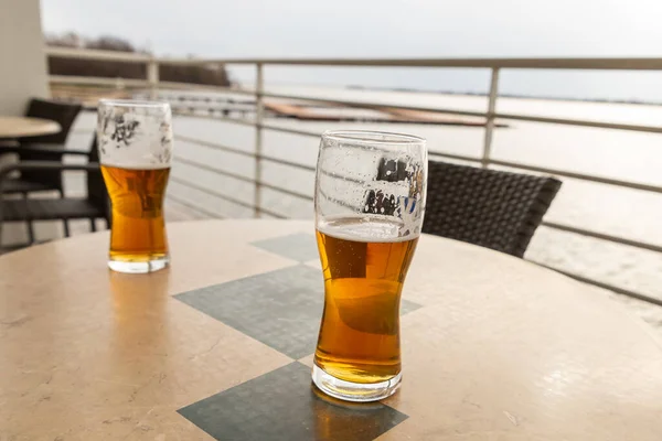 Zomerterras Cafe Een Paar Glazen Bier Staan Tafel Tegen Het — Stockfoto