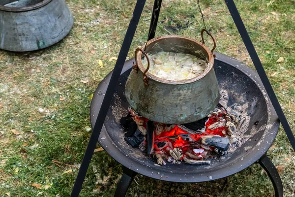 Olla Hierro Grande Con Una Chuleta Cuelga Sobre Fuego Cocción —  Fotos de Stock