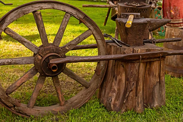 Big Old Wooden Wheel Mobile Forge Forging Metal Background Meadow — Stock Photo, Image
