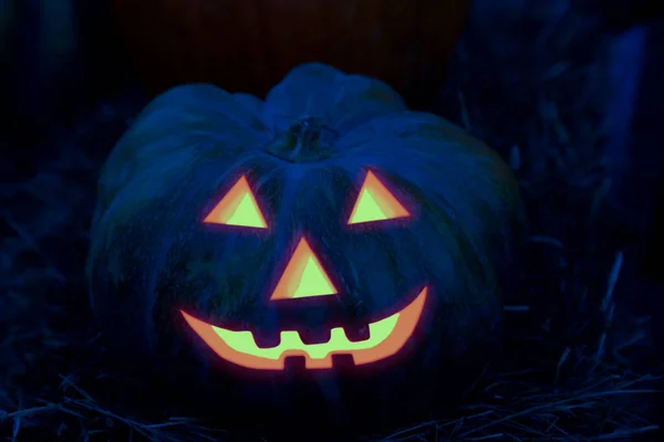 Halloween Decor Glimlachende Pompoen Met Een Grijns Branden Uit Het — Stockfoto