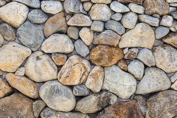 灰岩和褐色卵石墙 背景坚实且风化 — 图库照片
