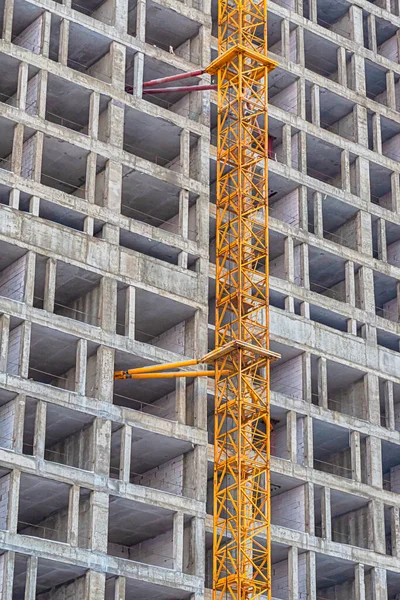 Gele Ijzeren Bouwkraan Achtergrond Van Het Skelet Van Cementbasis Van — Stockfoto
