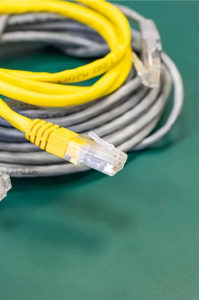 Rj45 Konnektörlü Lan Kablosu Bir Çift Bobin Kablosu Sarı Gri — Stok fotoğraf