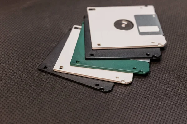 Zásobník Vícebarevné Diskety Bílé Zelené Černé Staré Paměťové Médium Malým — Stock fotografie